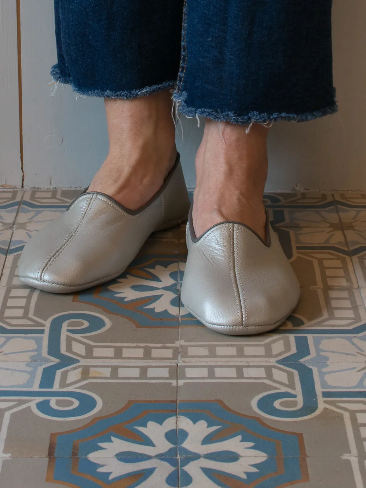 LEATHER SLIPPERS in SILVER